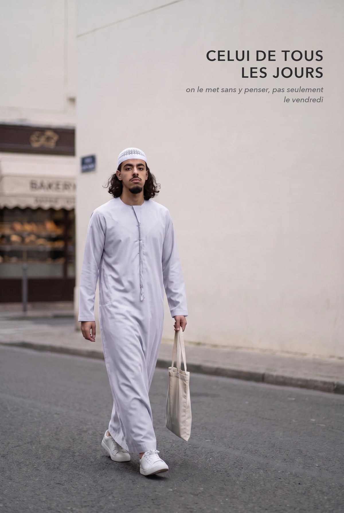 Qamis omani blanc Hamza porté dans la rue au quotidien