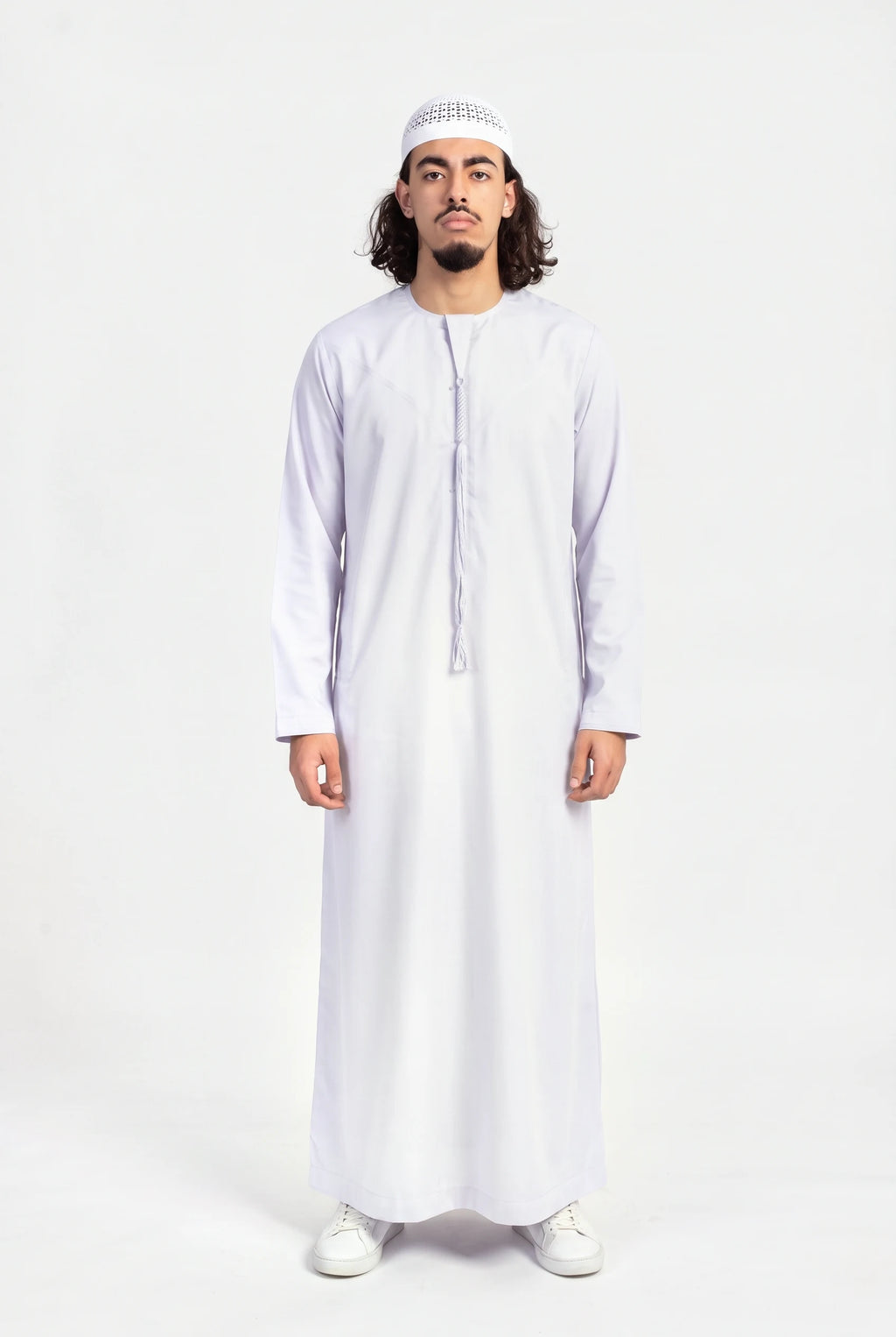 Qamis omani blanc Hamza porté de face, encolure ronde sans col et tarboucha tressée ton sur ton