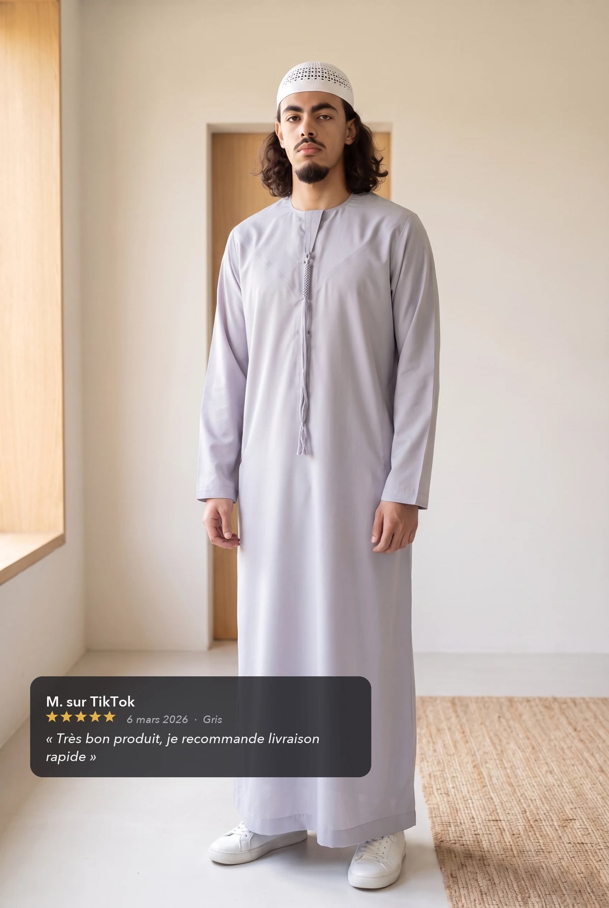 Qamis omani gris Hamza porté en intérieur, avec l'avis cinq étoiles d'un client