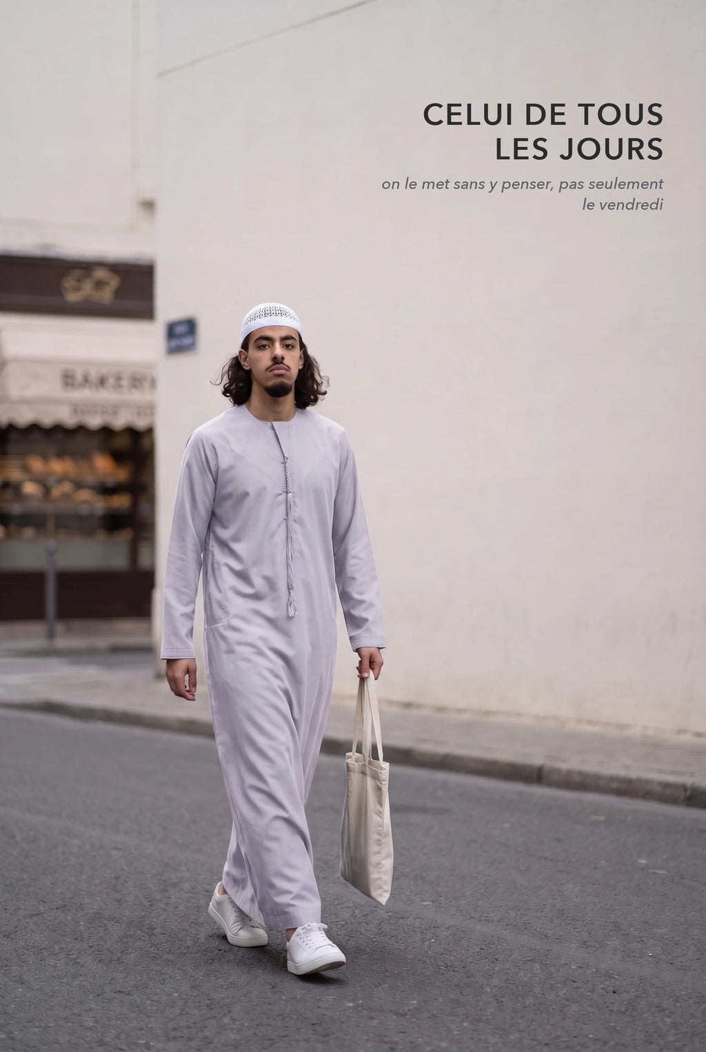 Qamis omani gris Hamza porté dans la rue au quotidien