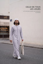 Qamis omani gris Hamza porté dans la rue au quotidien