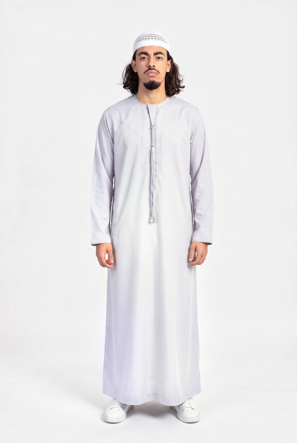 Qamis omani gris Hamza porté de face, encolure ronde sans col et tarboucha tressée ton sur ton