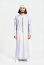Qamis omani gris Hamza porté de face, encolure ronde sans col et tarboucha tressée ton sur ton