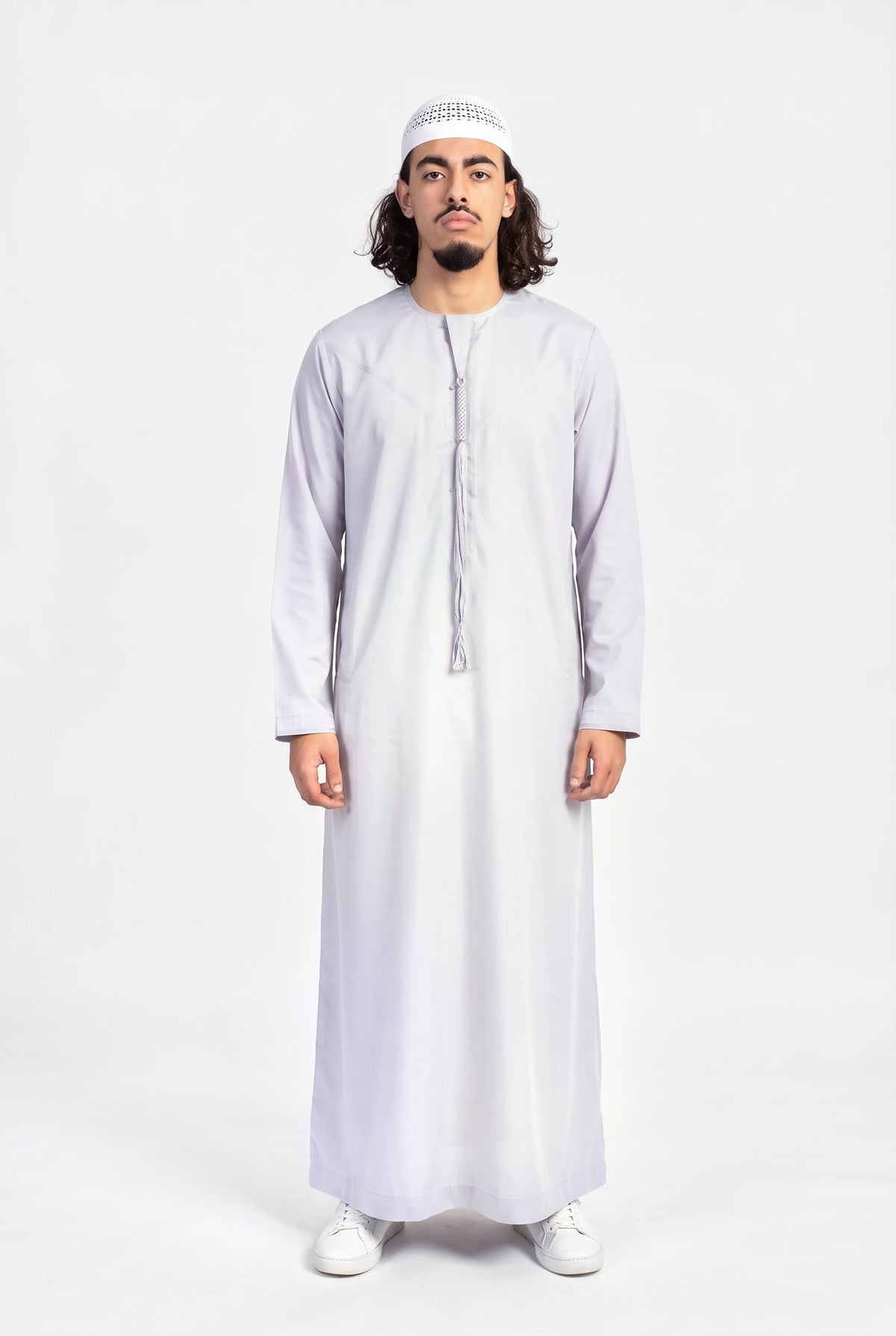 Qamis omani gris Hamza porté de face, encolure ronde sans col et tarboucha tressée ton sur ton