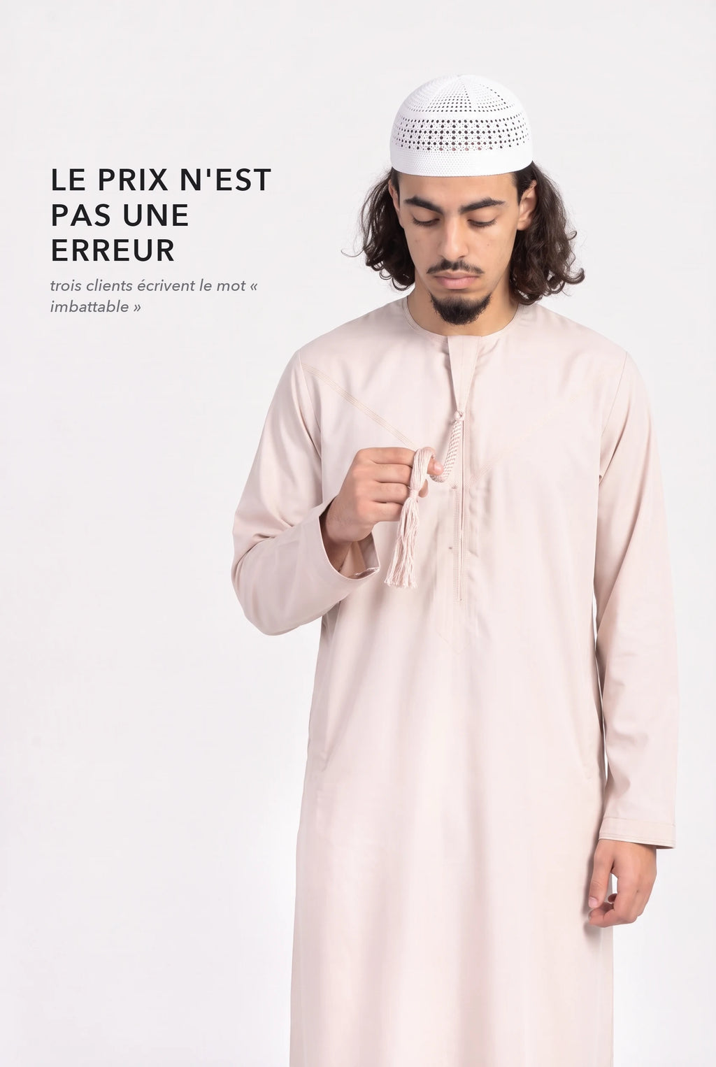 Qamis omani Hamza beige, la tarboucha tenue à la main, le qamis à 17,90 euros