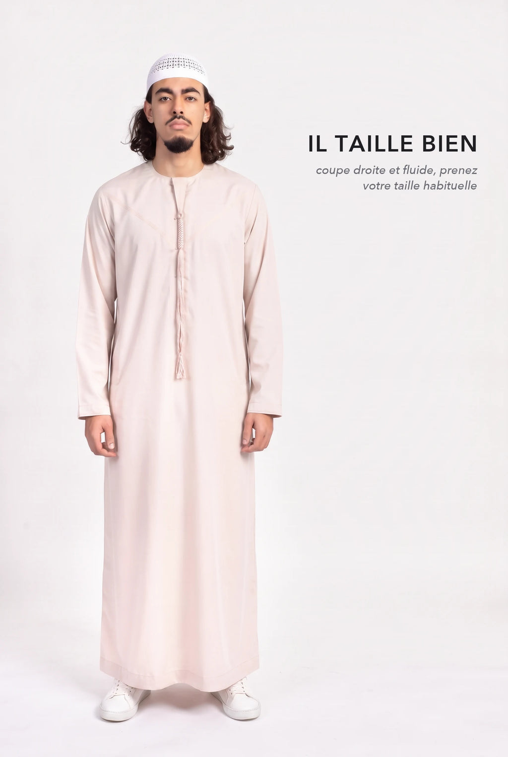 Qamis omani Hamza beige en pied, coupe droite et fluide longueur cheville, il taille bien