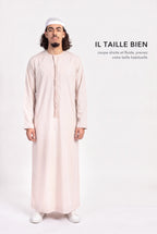 Qamis omani Hamza beige en pied, coupe droite et fluide longueur cheville, il taille bien