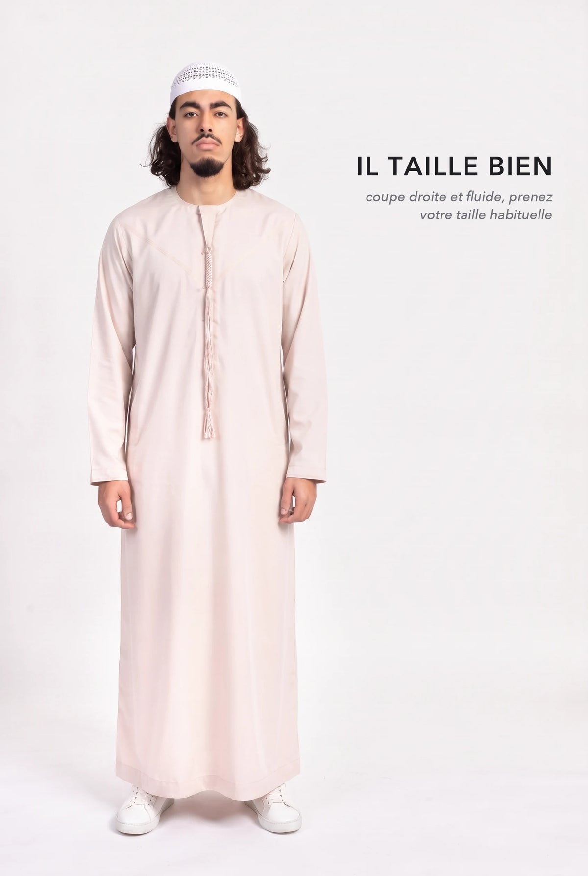 Qamis omani Hamza beige en pied, coupe droite et fluide longueur cheville, il taille bien