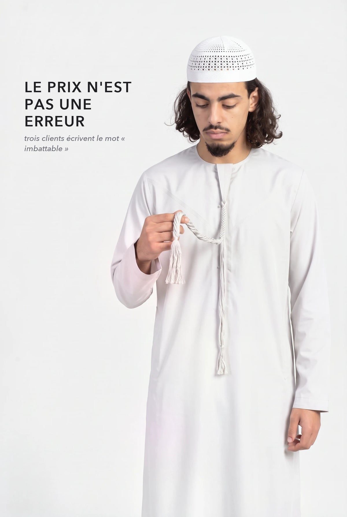 Qamis omani Hamza blanc cassé, la tarboucha tenue à la main, le qamis à 17,90 euros