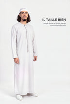 Qamis omani Hamza blanc cassé en pied, coupe droite et fluide longueur cheville, il taille bien