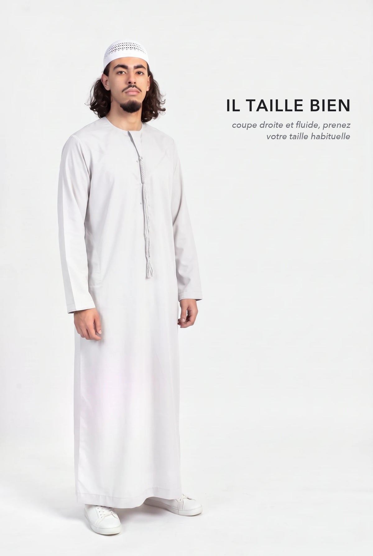 Qamis omani Hamza blanc cassé en pied, coupe droite et fluide longueur cheville, il taille bien