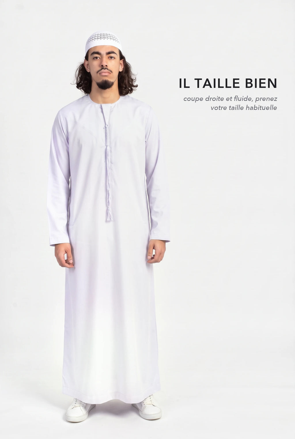Qamis omani Hamza blanc en pied, coupe droite et fluide longueur cheville, il taille bien