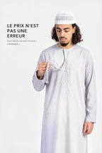 Qamis omani Hamza gris, la tarboucha tenue à la main, le qamis à 17,90 euros