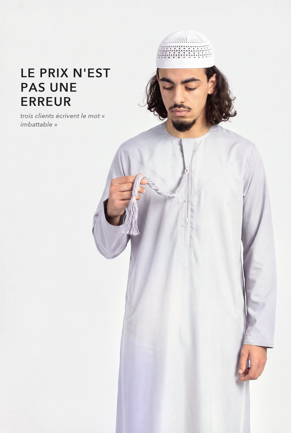 Qamis omani Hamza gris, la tarboucha tenue à la main, le qamis à 17,90 euros