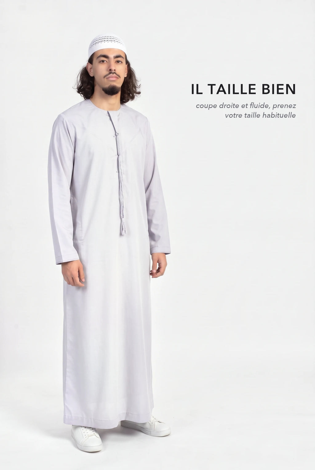Qamis omani Hamza gris en pied, coupe droite et fluide longueur cheville, il taille bien