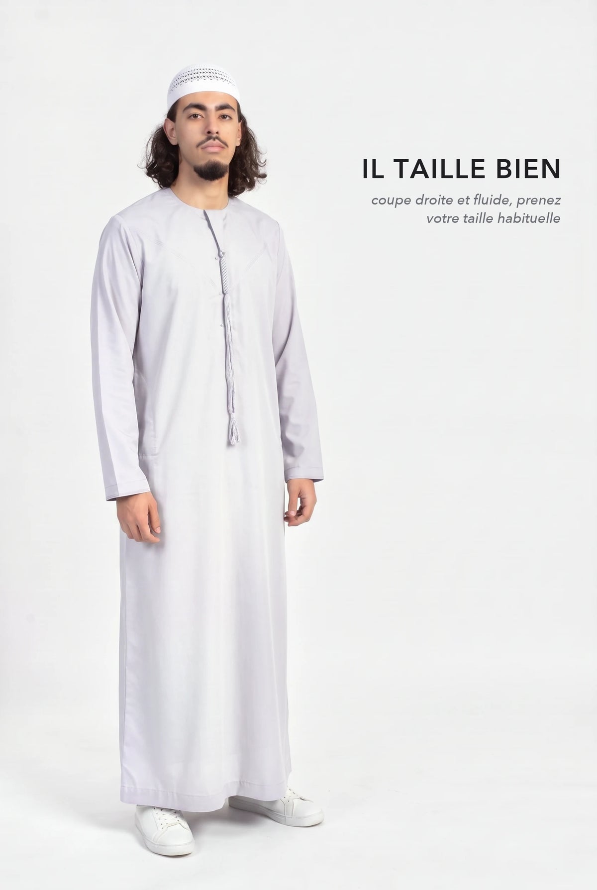 Qamis omani Hamza gris en pied, coupe droite et fluide longueur cheville, il taille bien