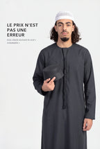 Qamis omani Hamza noir, la tarboucha tenue à la main, le qamis à 17,90 euros