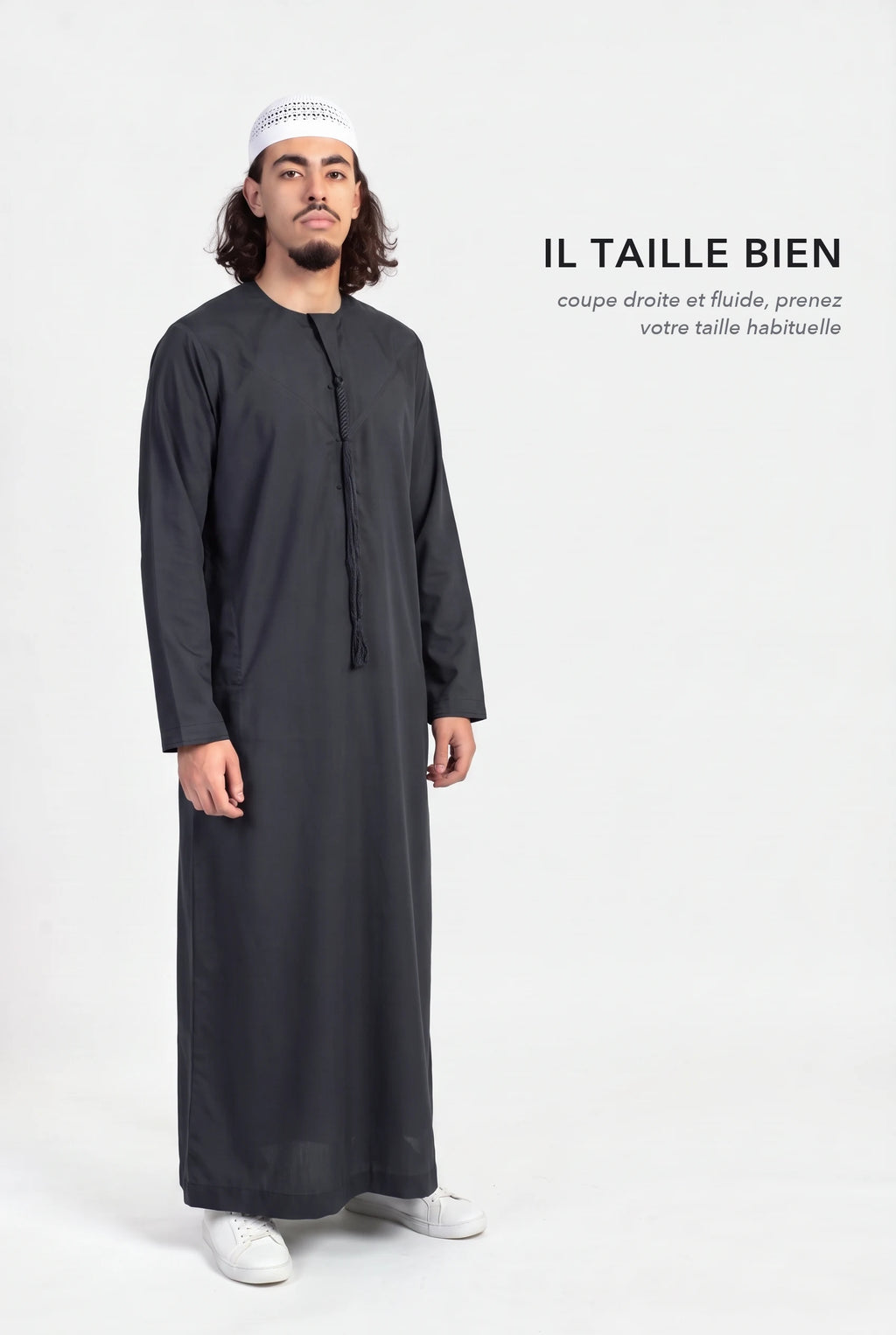 Qamis omani Hamza noir en pied, coupe droite et fluide longueur cheville, il taille bien