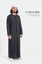 Qamis omani Hamza noir en pied, coupe droite et fluide longueur cheville, il taille bien