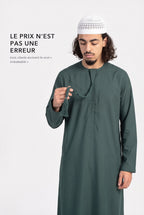 Qamis omani Hamza vert, la tarboucha tenue à la main, le qamis à 17,90 euros
