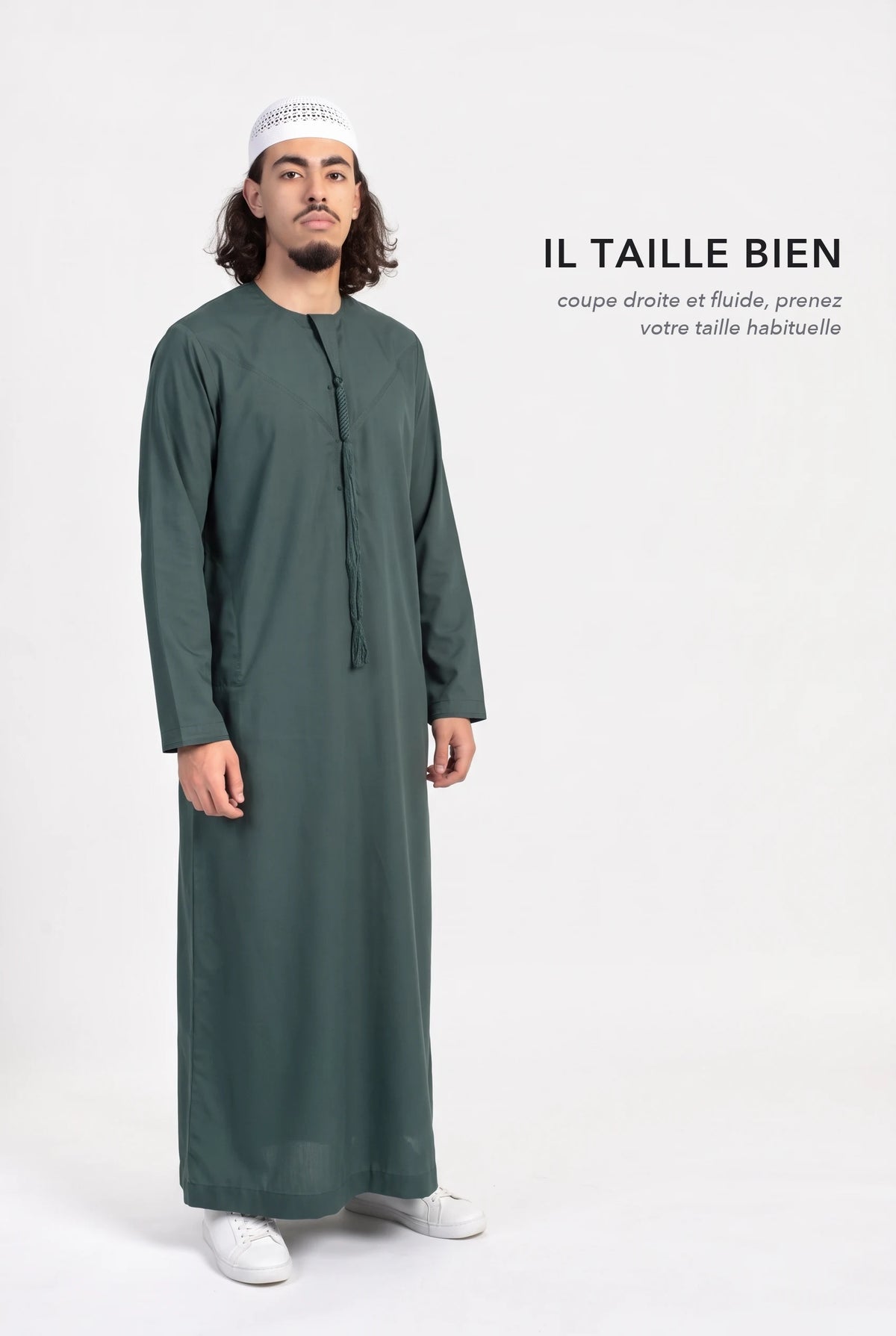 Qamis omani Hamza vert en pied, coupe droite et fluide longueur cheville, il taille bien