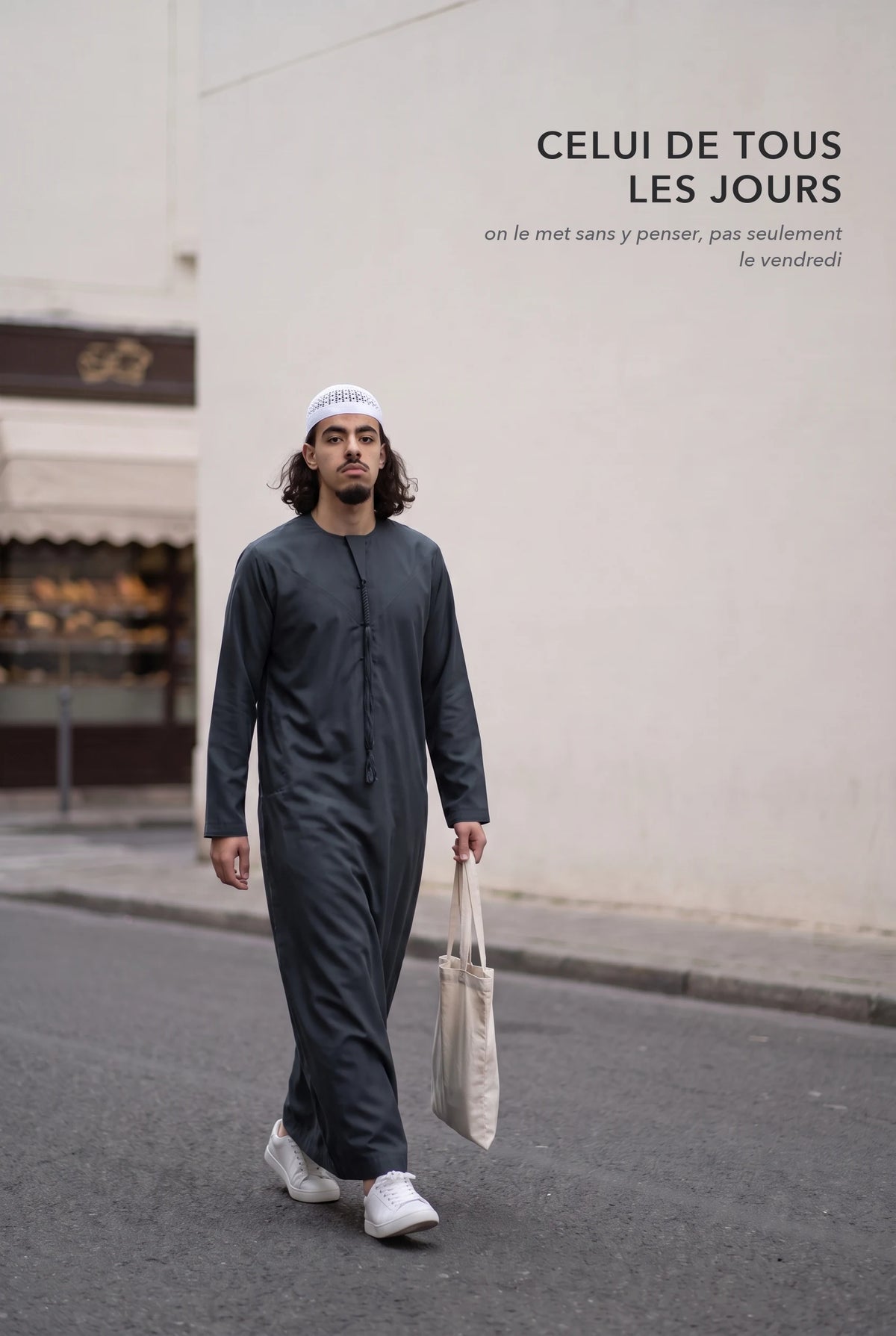 Qamis omani noir Hamza porté dans la rue au quotidien