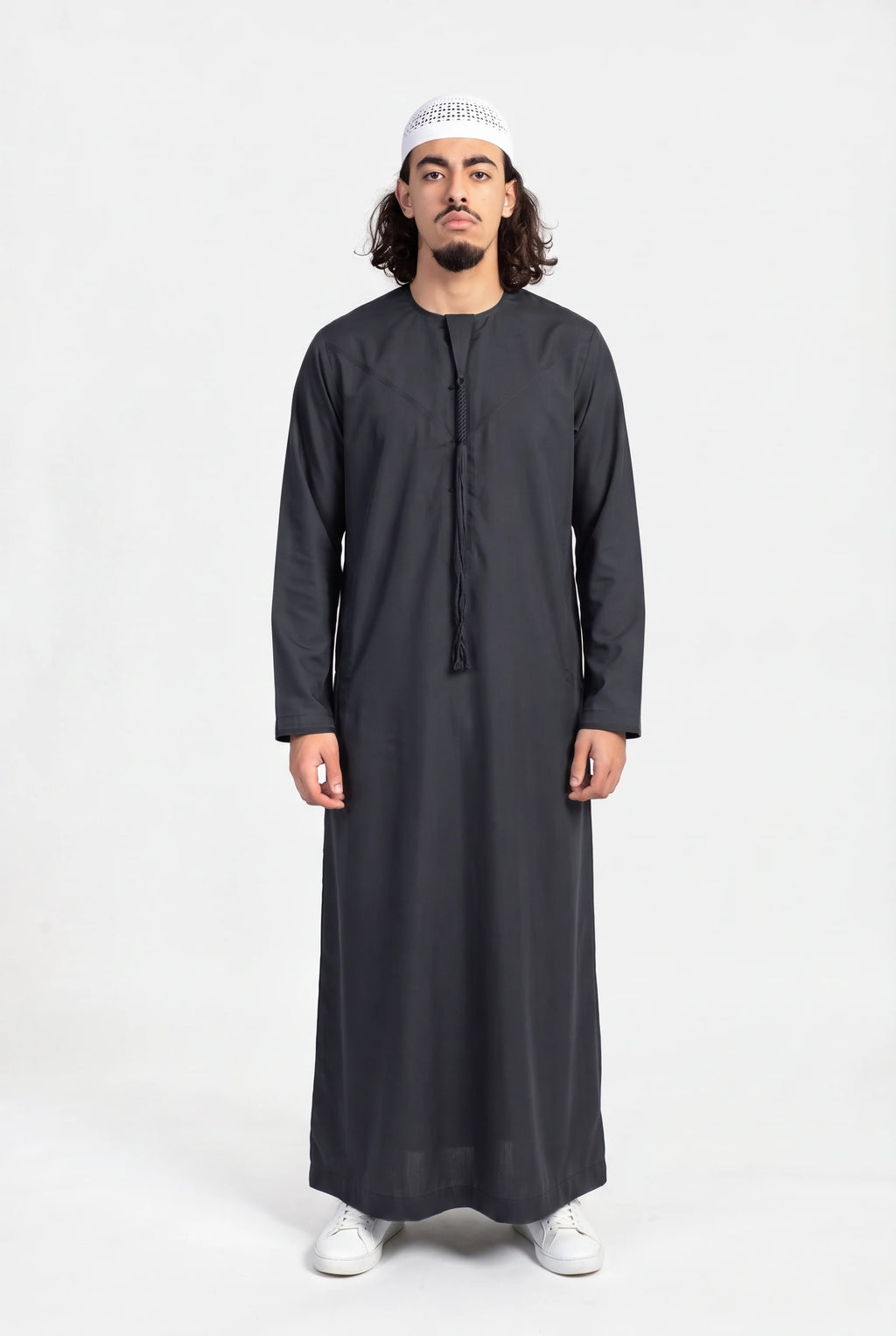 Qamis omani noir Hamza porté de face, encolure ronde sans col et tarboucha tressée ton sur ton