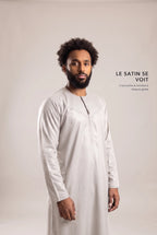 Satin brillant du qamis omani blanc cassé Ayoub en lumière rasante