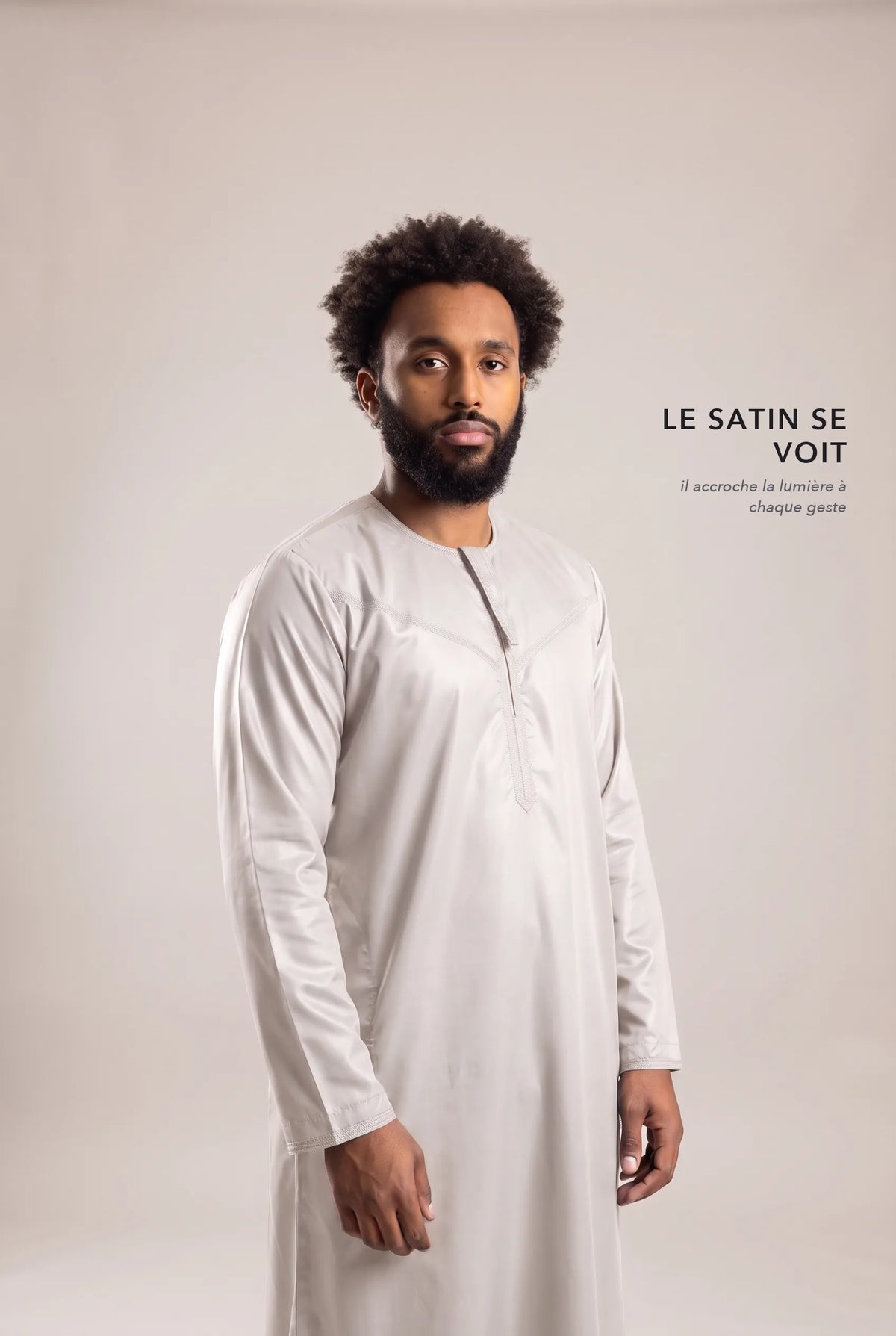 Satin brillant du qamis omani blanc cassé Ayoub en lumière rasante