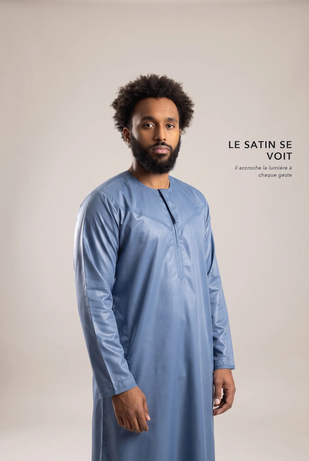 Satin brillant du qamis omani bleu Ayoub en lumière rasante