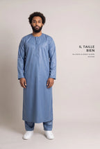 Coupe droite et longueur cheville du qamis omani satiné bleu Ayoub