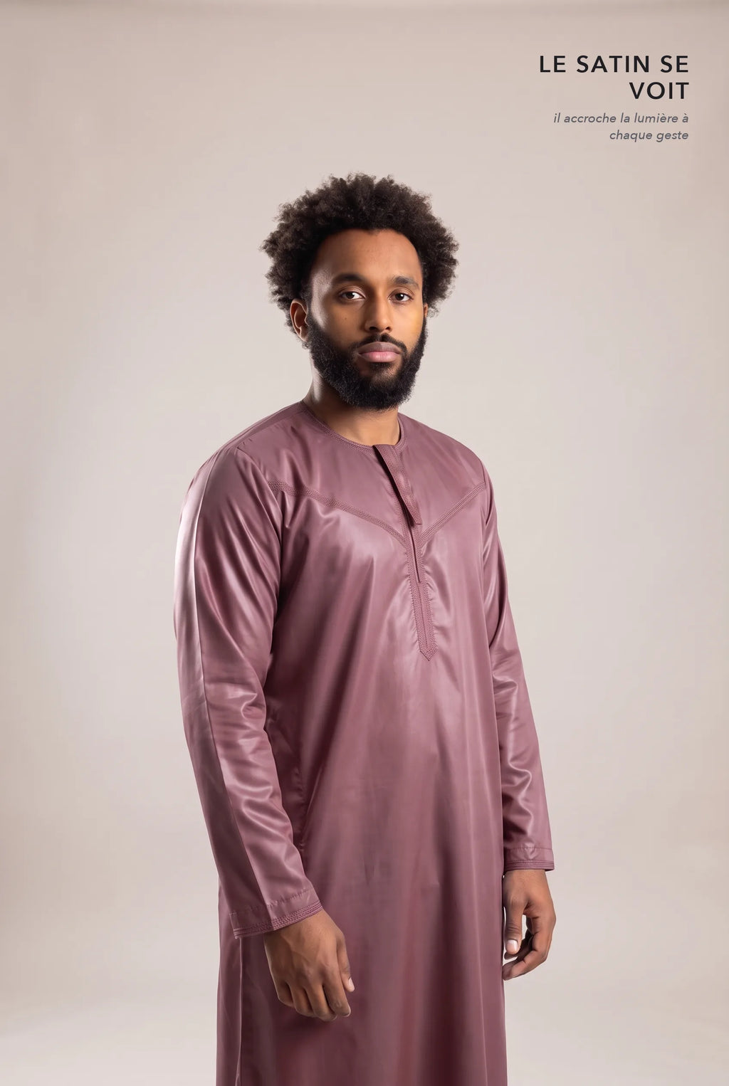 Satin brillant du qamis omani bordeaux Ayoub en lumière rasante