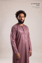 Satin brillant du qamis omani bordeaux Ayoub en lumière rasante