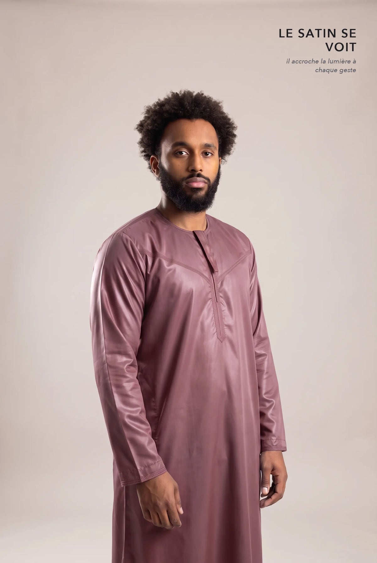 Satin brillant du qamis omani bordeaux Ayoub en lumière rasante