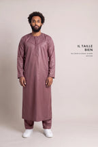Coupe droite et longueur cheville du qamis omani satiné bordeaux Ayoub