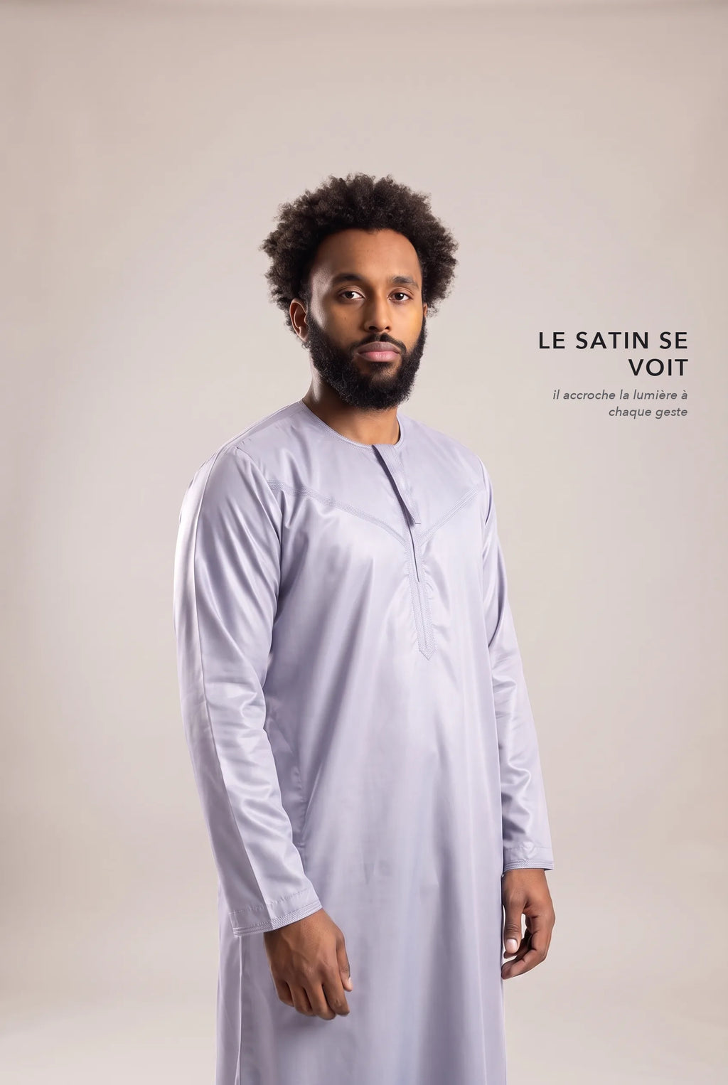 Satin brillant du qamis omani gris Ayoub en lumière rasante