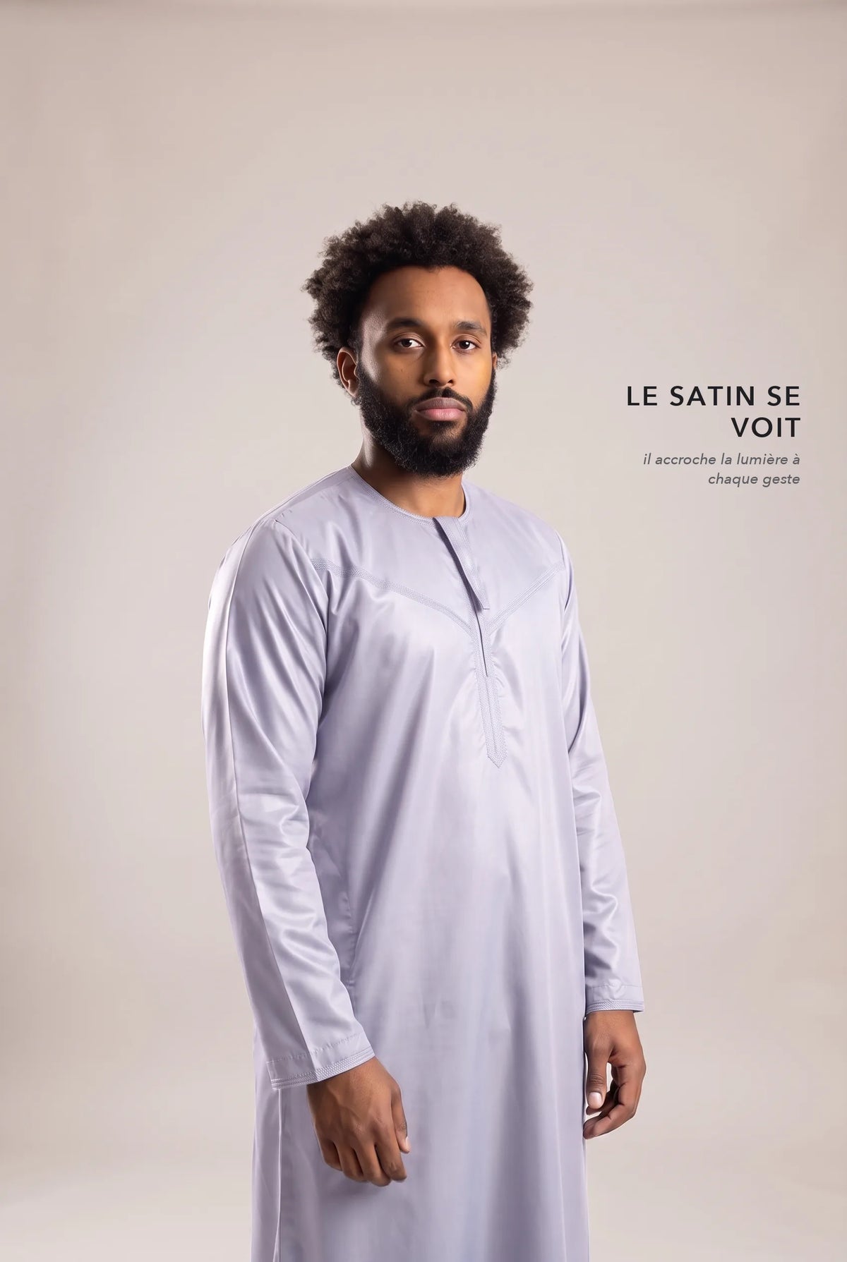 Satin brillant du qamis omani gris Ayoub en lumière rasante