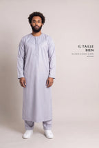 Coupe droite et longueur cheville du qamis omani satiné gris Ayoub