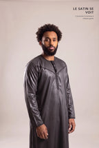 Satin brillant du qamis omani noir Ayoub en lumière rasante