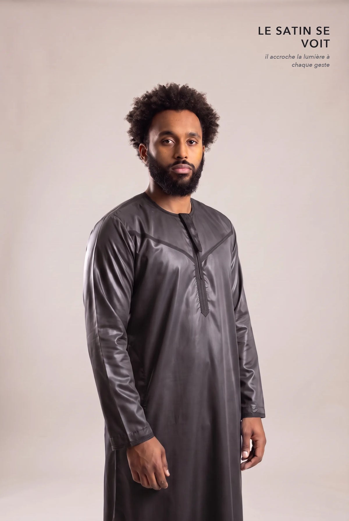 Satin brillant du qamis omani noir Ayoub en lumière rasante