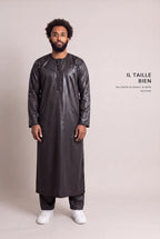 Coupe droite et longueur cheville du qamis omani satiné noir Ayoub