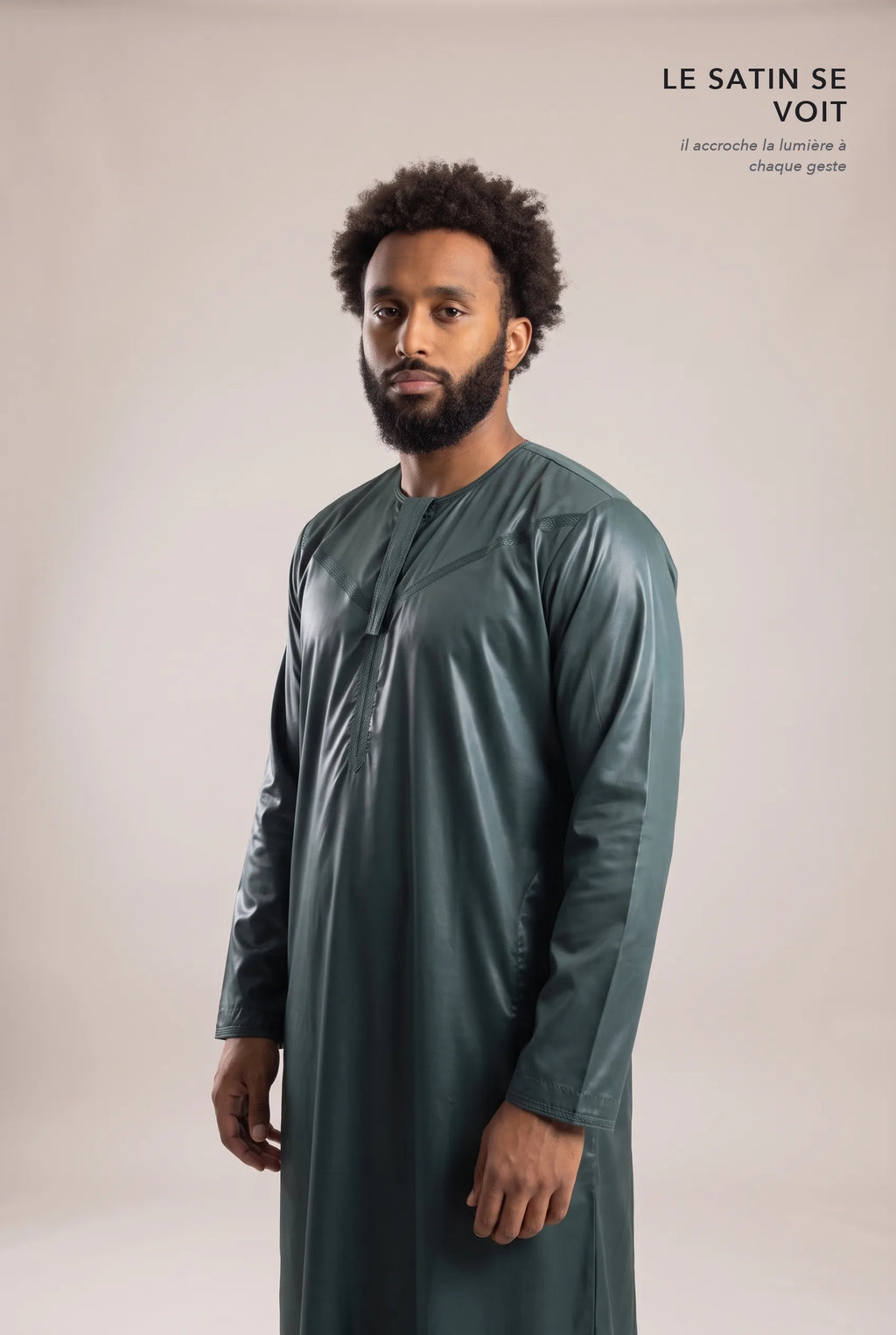Satin brillant du qamis omani vert Ayoub en lumière rasante