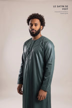 Satin brillant du qamis omani vert Ayoub en lumière rasante