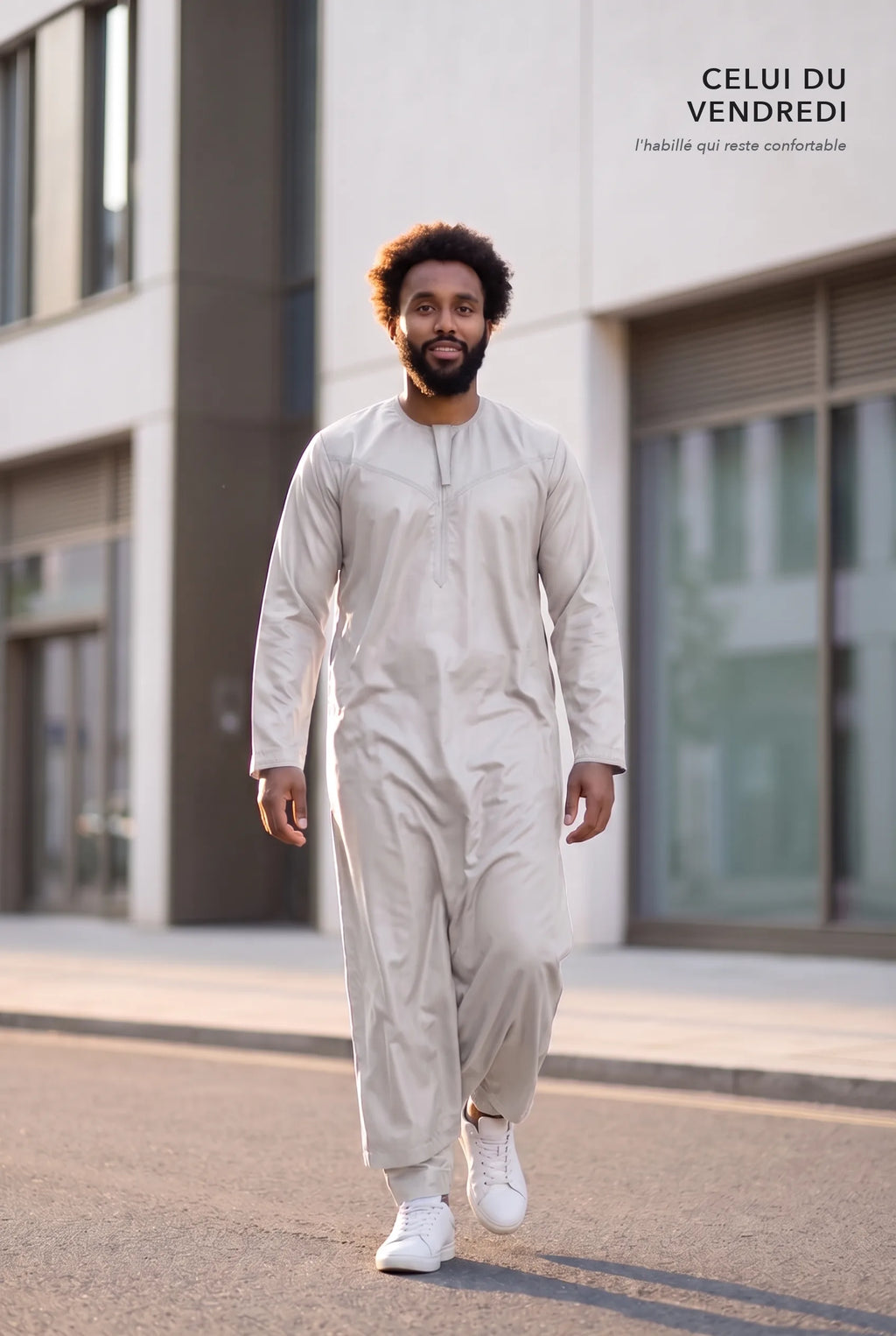 Qamis omani satiné blanc cassé Ayoub porté en extérieur, tenue du vendredi