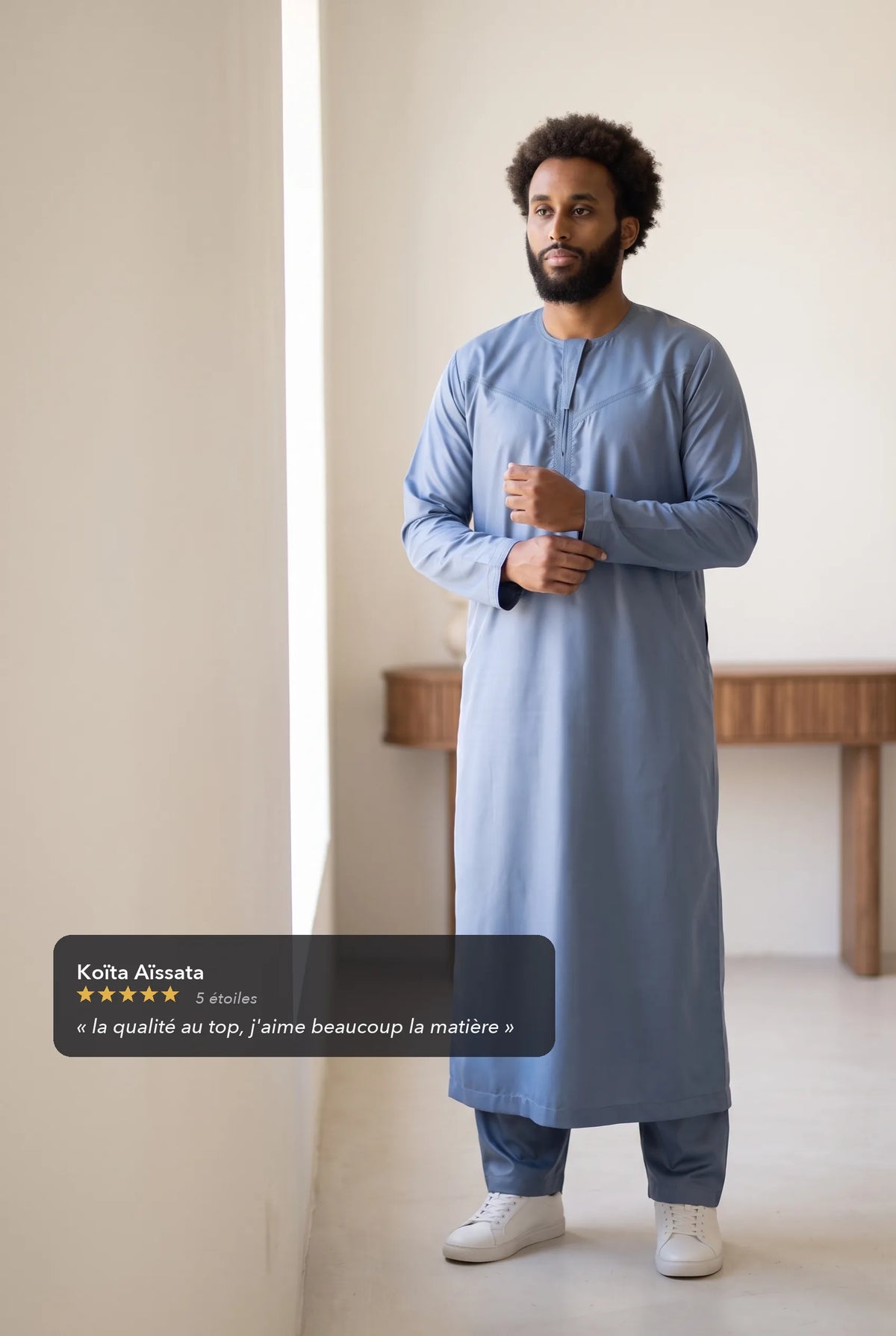 Qamis omani satiné bleu Ayoub porté en intérieur, avis client