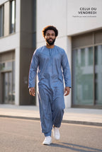 Qamis omani satiné bleu Ayoub porté en extérieur, tenue du vendredi