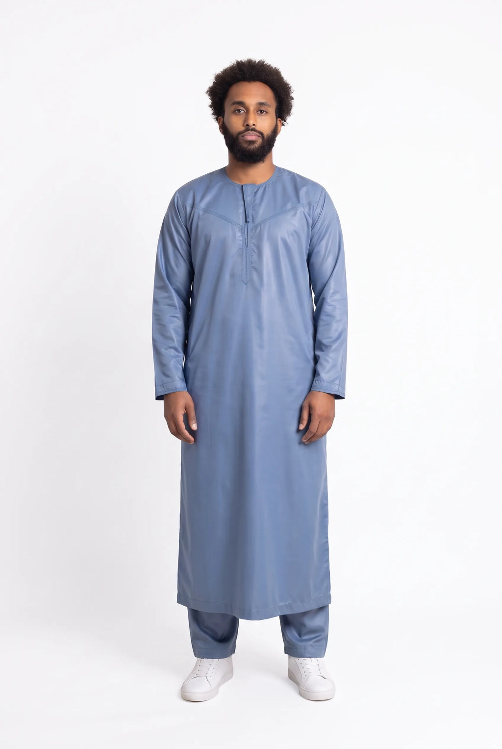 Qamis omani satiné bleu Ayoub porté de face, vue en pied sur fond blanc