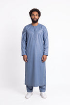 Qamis omani satiné bleu Ayoub porté de face, vue en pied sur fond blanc