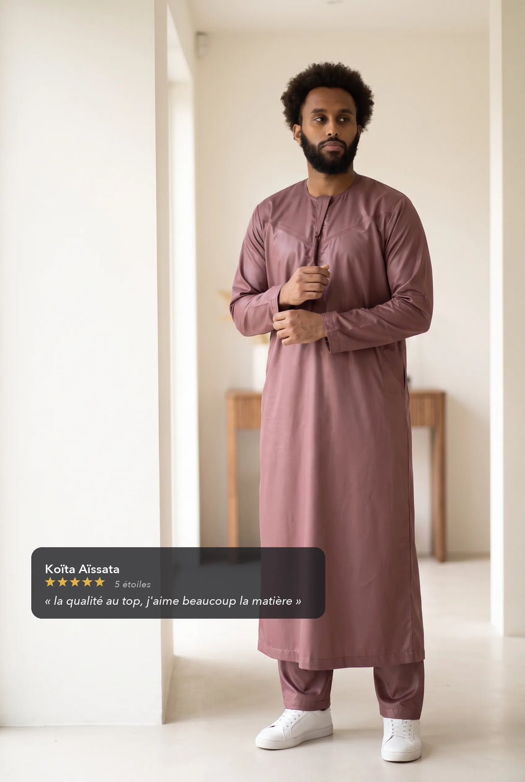 Qamis omani satiné bordeaux Ayoub porté en intérieur, avis client