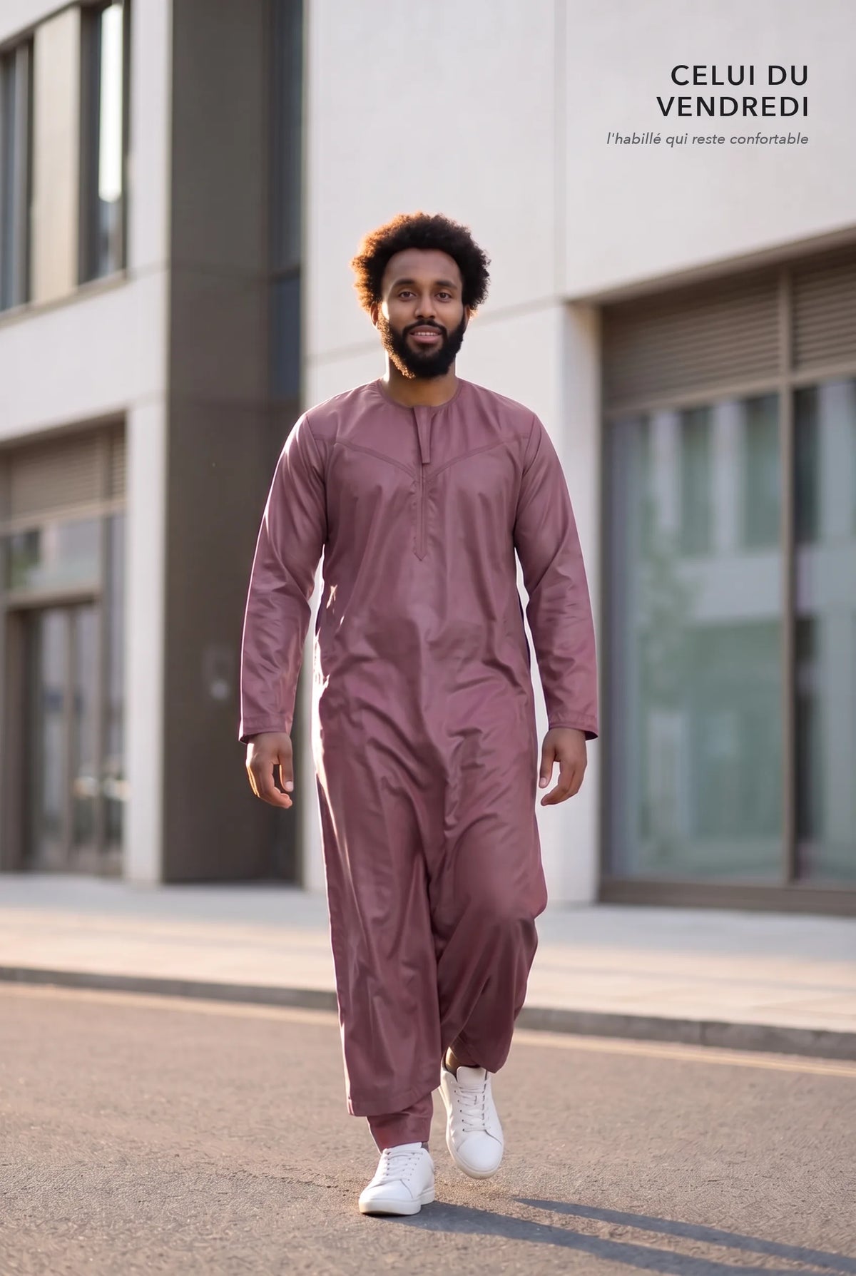 Qamis omani satiné bordeaux Ayoub porté en extérieur, tenue du vendredi
